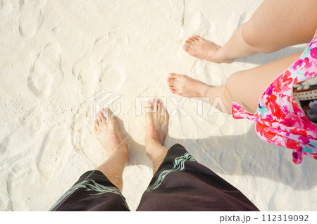 カップルが砂浜で撮影した足元 112319092