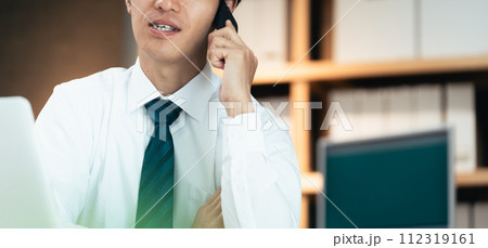 スマホで通話するビジネスマン 112319161