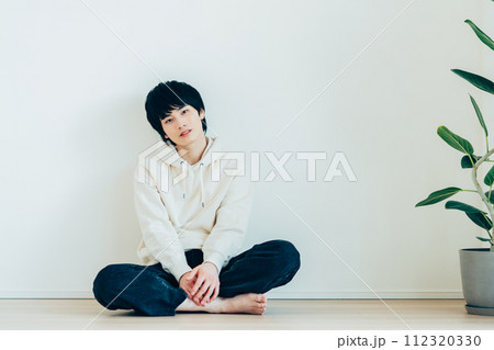 若い男性のポートレート 112320330