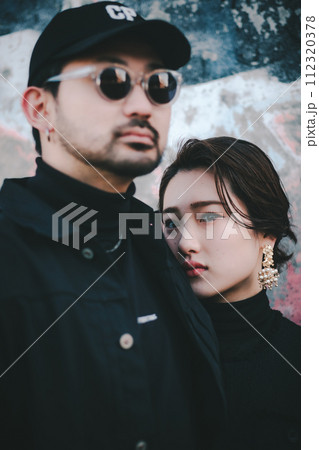 ストリートアートの前に立っている若者カップル 112320378