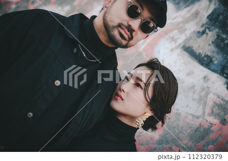 ストリートアートの前に立っている若者カップル 112320379