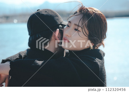 海辺でハグする男女 112320456