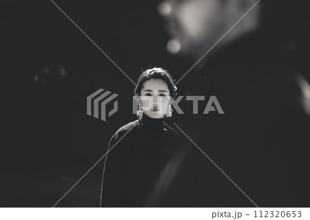 すれ違う男女 112320653