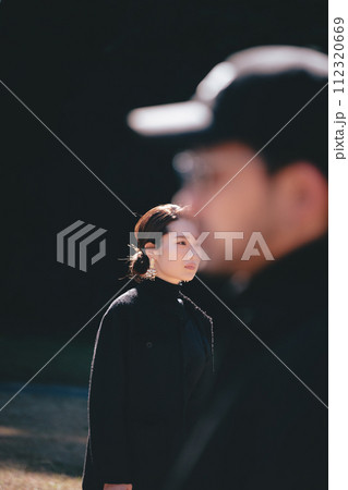 すれ違う男女 112320669