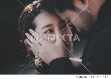 顔を寄せ合う男女 112320712