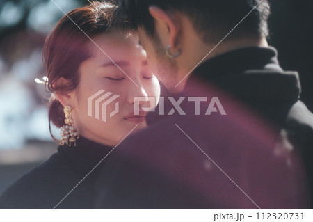 公園で見つめ合うカップル 公園で見つめ合うカップル 112320731