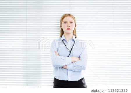 真っ直ぐ前を見る外国人女性 Business 真っ直ぐ前を見る外国人女性 Business 112321385