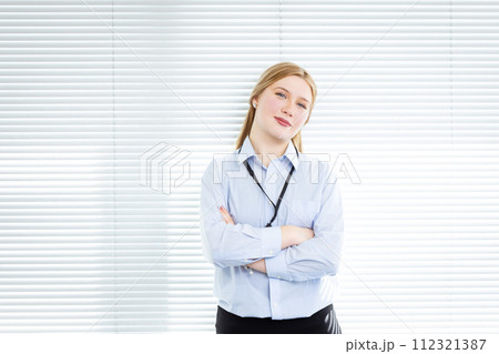 真っ直ぐ前を見る外国人女性　Business 112321387