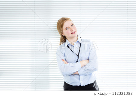 腕組みをする白人のビジネスウーマン 112321388