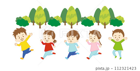 公園で走って遊ぶ、男の子と女の子の小さな子供たち(帽子なし) 112321423