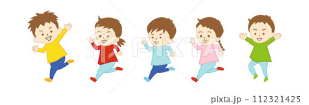 公園で走って遊ぶ、男の子と女の子の小さな子供たち(帽子と背景なし) 112321425