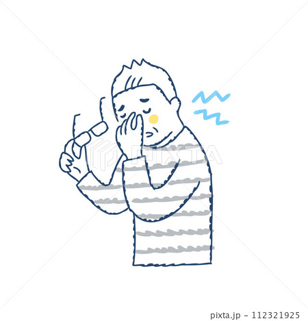 目が疲れているシニア男性 112321925