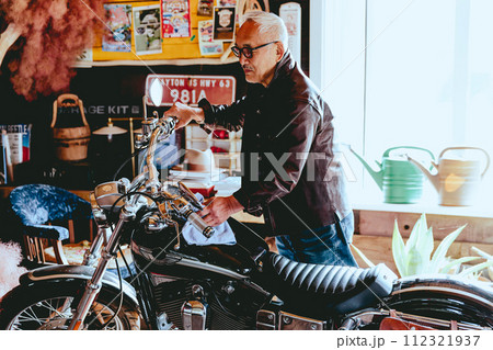 バイクが趣味のシニア男性の写真 バイクが趣味のシニア男性の写真 112321937