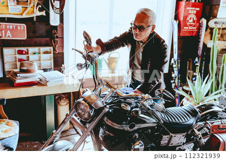 バイクが趣味のシニア男性の写真 112321939