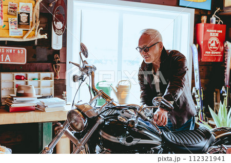 バイクが趣味のシニア男性の写真 112321941