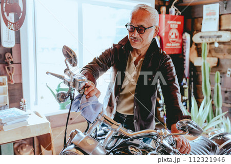 バイクが趣味のシニア男性の写真 112321946