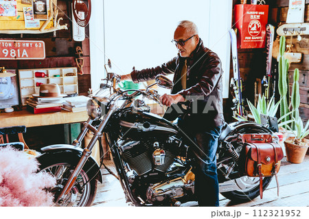 バイクが趣味のシニア男性の写真 112321952
