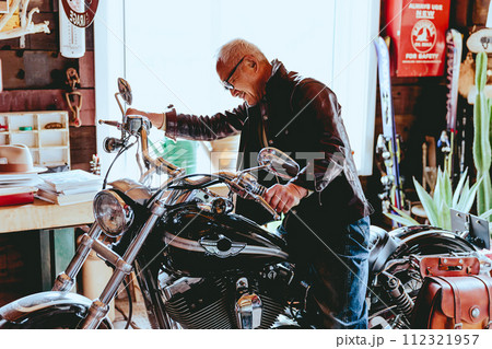 バイクが趣味のシニア男性の写真 バイクが趣味のシニア男性の写真 112321957