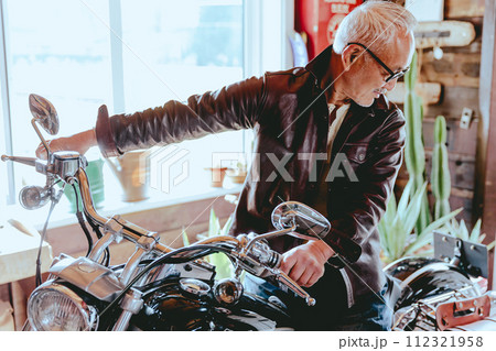 バイクが趣味のシニア男性の写真 バイクが趣味のシニア男性の写真 112321958