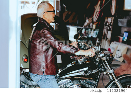 バイクが趣味のシニア男性の写真 112321964