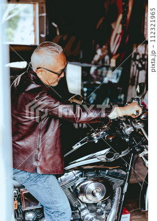 バイクが趣味のシニア男性の写真 バイクが趣味のシニア男性の写真 112321965