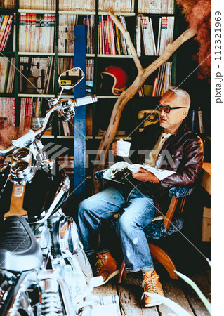 読書が趣味のシニア男性の写真 112321969