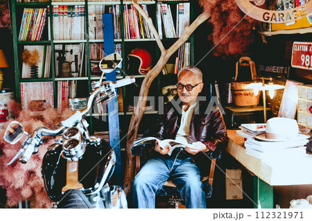 読書が趣味のシニア男性の写真 112321971