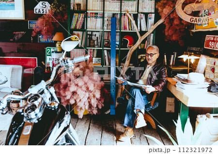 読書が趣味のシニア男性の写真 読書が趣味のシニア男性の写真 112321972