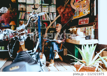 読書が趣味のシニア男性の写真 読書が趣味のシニア男性の写真 112321975