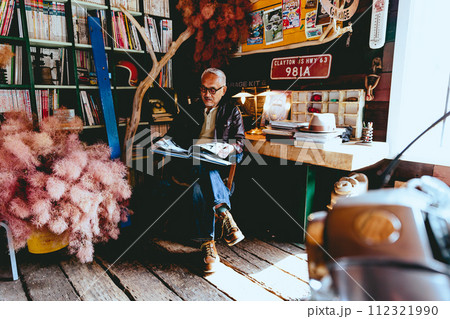 読書が趣味のシニア男性の写真 112321990