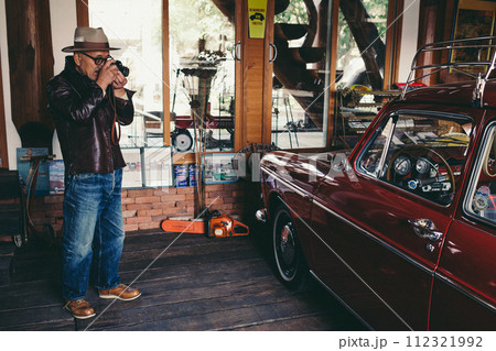 車が趣味で愛車の写真を撮るシニア男性の写真 112321992