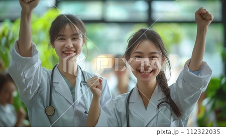若い看護師チームがガッツポーズ 112322035