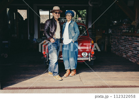 愛車の前に立っているシニア夫婦の写真 112322058