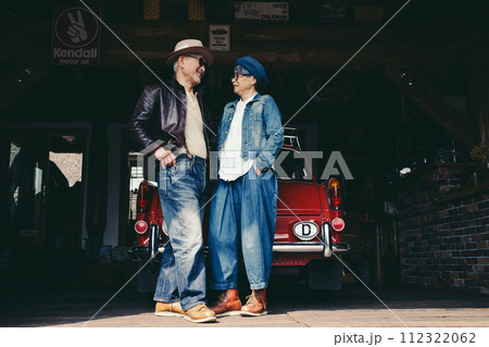 愛車の前に立っているシニア夫婦の写真 112322062