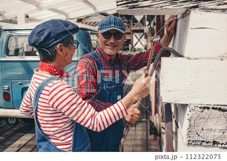 一緒にDIY作業をするシニア夫婦の写真 一緒にDIY作業をするシニア夫婦の写真 112322075