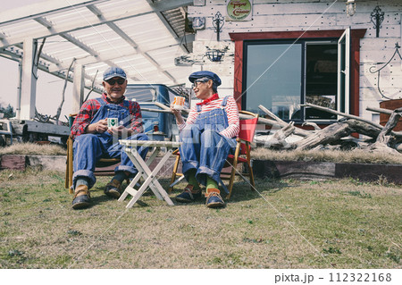 庭でくつろぐシニア夫婦の写真 庭でくつろぐシニア夫婦の写真 112322168