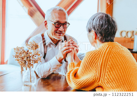 シニア夫婦のスキンシップの写真 シニア夫婦のスキンシップの写真 112322251