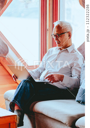 テレワークをしているシニア男性の写真 112322286