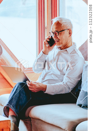 在宅ワークをしているシニア男性の写真 在宅ワークをしているシニア男性の写真 112322308
