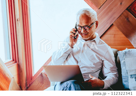 在宅ワークをしているシニア男性の写真 112322341