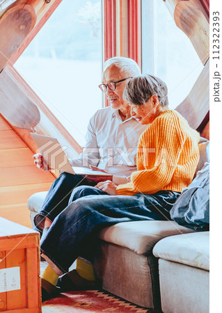 テレビ電話をしているシニア夫婦の写真 テレビ電話をしているシニア夫婦の写真 112322393