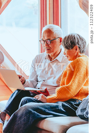 テレビ電話をしているシニア夫婦の写真 テレビ電話をしているシニア夫婦の写真 112322409