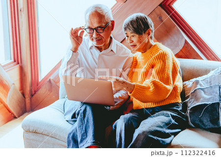 テレビ電話をしているシニア夫婦の写真 テレビ電話をしているシニア夫婦の写真 112322416