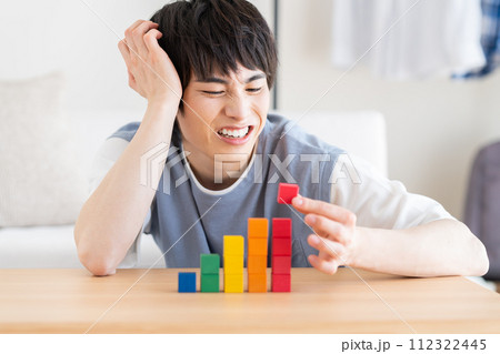 資産運用を考える若い男性 112322445