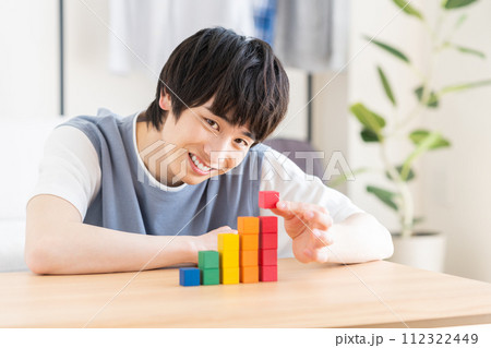 資産運用を考える若い男性 112322449