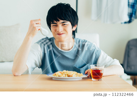 チャーハンを食べる若い男性 チャーハンを食べる若い男性 112322466