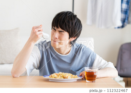 チャーハンを食べる若い男性 チャーハンを食べる若い男性 112322467