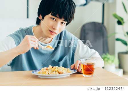 チャーハンを食べる若い男性 112322474