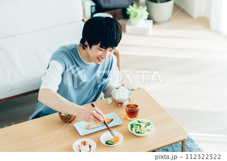 朝ごはんを食べる若い男性 112322522
