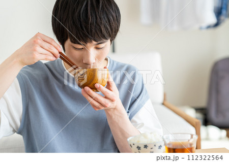 朝ご飯を食べる若い男性 朝ご飯を食べる若い男性 112322564